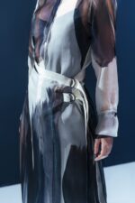 Chemise de organza com panneaux ajustável e fivelas metálicas. Peça leve com estrutura sofisticada e segunda pele em acetato.