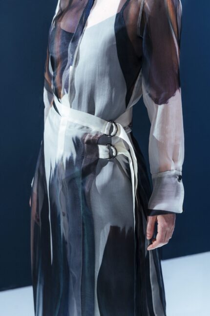 Chemise de organza com panneaux ajustável e fivelas metálicas. Peça leve com estrutura sofisticada e segunda pele em acetato.