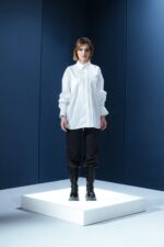 Camisa branca em tricoline com bolsos frontais e amarração interna para franzir a manga. Clássica com um toque moderno e elegante.