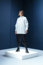 Camisa branca em tricoline com bolsos frontais e amarração interna para franzir a manga. Clássica com um toque moderno e elegante.