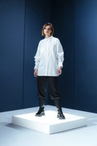 Camisa branca em tricoline com bolsos frontais e amarração interna para franzir a manga. Clássica com um toque moderno e elegante.