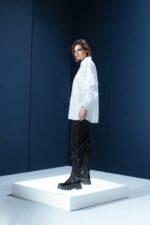 Camisa branca em tricoline com bolsos frontais e amarração interna para franzir a manga. Clássica com um toque moderno e elegante.