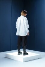 Camisa branca em tricoline com bolsos frontais e amarração interna para franzir a manga. Clássica com um toque moderno e elegante.