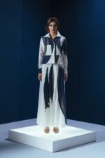 Pantalona de linho com estampa exclusiva Aline Rocha. Modelagem ampla e tecido nobre para uma elegância descontraída com presença artística.