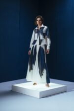 Pantalona de linho com estampa exclusiva Aline Rocha. Modelagem ampla e tecido nobre para uma elegância descontraída com presença artística.