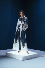 Pantalona de linho com estampa exclusiva Aline Rocha. Modelagem ampla e tecido nobre para uma elegância descontraída com presença artística.