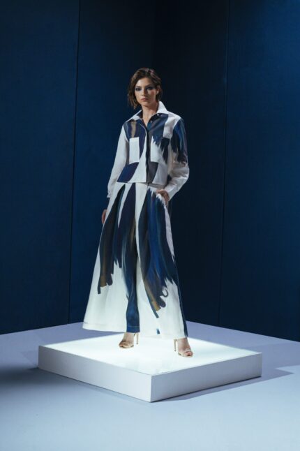 Pantalona de linho com estampa exclusiva Aline Rocha. Modelagem ampla e tecido nobre para uma elegância descontraída com presença artística.