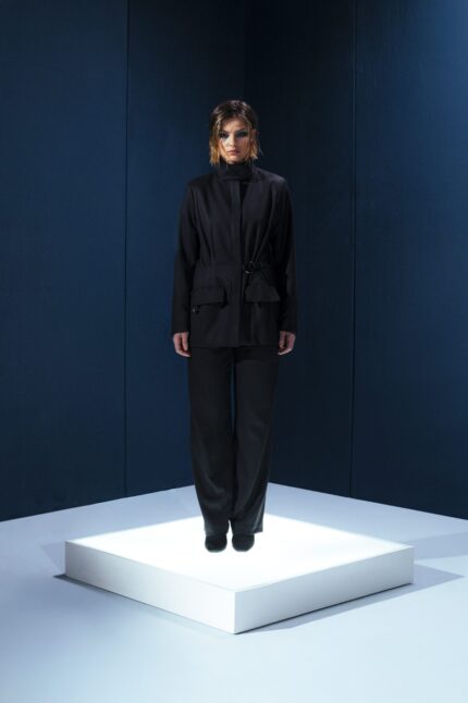 Blazer em lã fria com gola alta e ajuste na cintura com argola metálica. Ideal para invernos leves. Elegância e proteção no mesmo gesto.