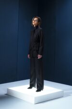 Blazer em lã fria com gola alta e ajuste na cintura com argola metálica. Ideal para invernos leves. Elegância e proteção no mesmo gesto.