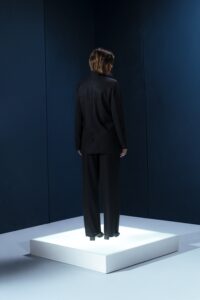 Blazer em lã fria com gola alta e ajuste na cintura com argola metálica. Ideal para invernos leves. Elegância e proteção no mesmo gesto.