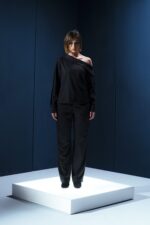 Calça de alfaiataria em lã fria com bolso faca. Estrutura refinada, caimento alinhado e conforto ideal para invernos leves e elegância urbana.