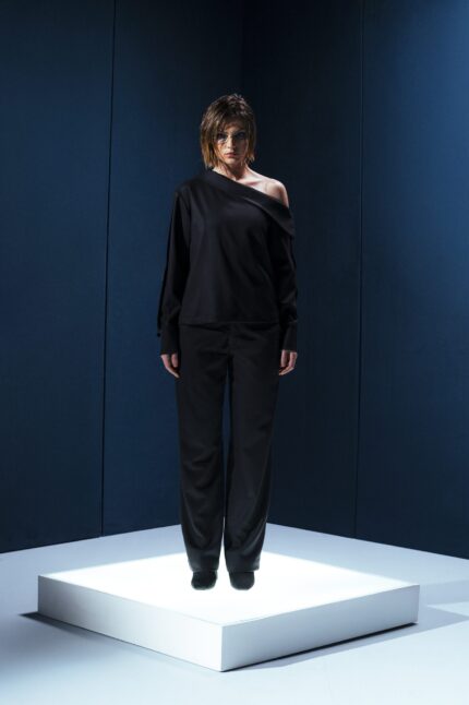 Calça de alfaiataria em lã fria com bolso faca. Estrutura refinada, caimento alinhado e conforto ideal para invernos leves e elegância urbana.