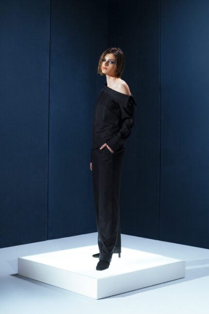 Calça de alfaiataria em lã fria com bolso faca. Estrutura refinada, caimento alinhado e conforto ideal para invernos leves e elegância urbana.