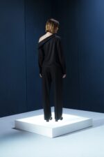 Calça de alfaiataria em lã fria com bolso faca. Estrutura refinada, caimento alinhado e conforto ideal para invernos leves e elegância urbana.