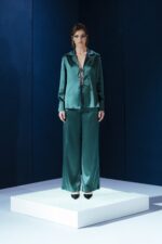 Blusa de seda com amarrações e caimento fluido. Sofisticada, sensual e leve, perfeita para composições elegantes com personalidade.