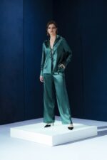 Calça de seda com caimento fluido e corte amplo. Sofisticada e confortável, ideal para looks elegantes com toque relaxado.