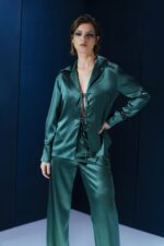 Blusa de seda com amarrações e caimento fluido. Sofisticada, sensual e leve, perfeita para composições elegantes com personalidade.