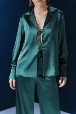 Blusa de seda com amarrações e caimento fluido. Sofisticada, sensual e leve, perfeita para composições elegantes com personalidade.