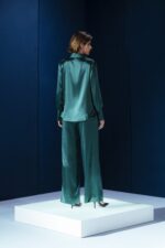 Calça de seda com caimento fluido e corte amplo. Sofisticada e confortável, ideal para looks elegantes com toque relaxado.