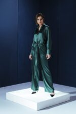 Blusa de seda com detalhe em nó frontal. Elegância moderna, ideal para composições sofisticadas com toque sensual e atemporal.