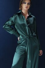 Blusa de seda com detalhe em nó frontal. Elegância moderna, ideal para composições sofisticadas com toque sensual e atemporal.