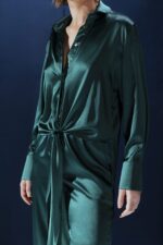 Blusa de seda com detalhe em nó frontal. Elegância moderna, ideal para composições sofisticadas com toque sensual e atemporal.