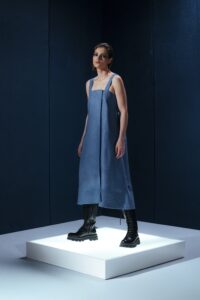 Vestido midi em linho com pregas frontais, alças largas ajustáveis e detalhe estruturado nas costas. Minimalismo com personalidade.