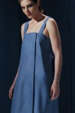 Vestido midi em linho com pregas frontais, alças largas ajustáveis e detalhe estruturado nas costas. Minimalismo com personalidade.