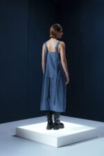 Vestido midi em linho com pregas frontais, alças largas ajustáveis e detalhe estruturado nas costas. Minimalismo com personalidade.