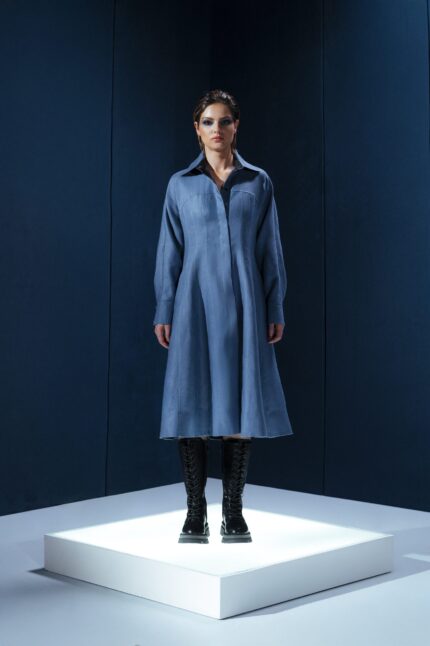 Vestido midi em 100% linho com gola estruturada e mangas longas. Elegância minimalista com caimento impecável e presença contemporânea.