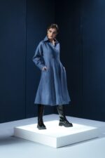 Vestido midi em 100% linho com gola estruturada e mangas longas. Elegância minimalista com caimento impecável e presença contemporânea.