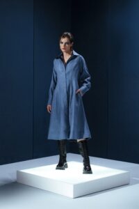 Vestido midi em 100% linho com gola estruturada e mangas longas. Elegância minimalista com caimento impecável e presença contemporânea.