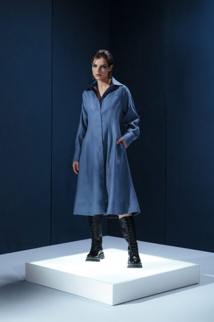 Vestido midi em 100% linho com gola estruturada e mangas longas. Elegância minimalista com caimento impecável e presença contemporânea.