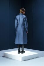 Vestido midi em 100% linho com gola estruturada e mangas longas. Elegância minimalista com caimento impecável e presença contemporânea.