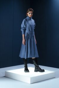 Vestido midi em 100% linho com gola estruturada e mangas longas. Elegância minimalista com caimento impecável e presença contemporânea.