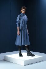 Vestido midi em 100% linho com gola estruturada e mangas longas. Elegância minimalista com caimento impecável e presença contemporânea.