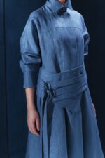 Vestido midi em 100% linho com gola estruturada e mangas longas. Elegância minimalista com caimento impecável e presença contemporânea.