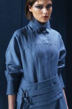 Cinto tipo obi em linho com fivelas metálicas. Estruturado e versátil, valoriza a cintura com elegância e personalidade.