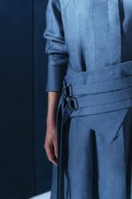 Cinto tipo obi em linho com fivelas metálicas. Estruturado e versátil, valoriza a cintura com elegância e personalidade.