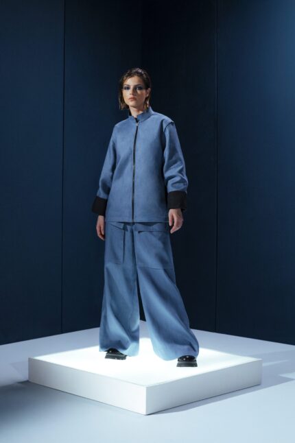 Casaco de linho double face com tricoline preto. Versátil e leve, pode ser usado dos dois lados. Sofisticação e funcionalidade em uma só peça.