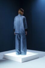 Casaco de linho double face com tricoline preto. Versátil e leve, pode ser usado dos dois lados. Sofisticação e funcionalidade em uma só peça.