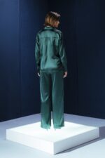 Calça de seda com caimento fluido e corte amplo. Sofisticada e confortável, ideal para looks elegantes com toque relaxado.
