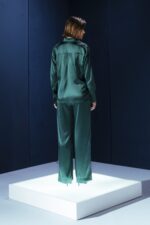 Calça de seda com caimento fluido e corte amplo. Sofisticada e confortável, ideal para looks elegantes com toque relaxado.