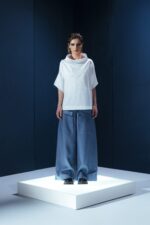 Calça de linho azul com bolsos amplos e modelagem pantalona. Cintura alta e caimento estruturado para unir elegância e funcionalidade.