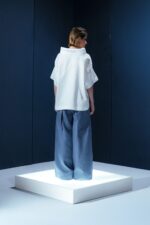 Calça de linho azul com bolsos amplos e modelagem pantalona. Cintura alta e caimento estruturado para unir elegância e funcionalidade.