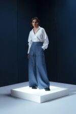 Calça de linho azul com bolsos amplos e modelagem pantalona. Cintura alta e caimento estruturado para unir elegância e funcionalidade.