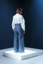 Calça de linho azul com bolsos amplos e modelagem pantalona. Cintura alta e caimento estruturado para unir elegância e funcionalidade.