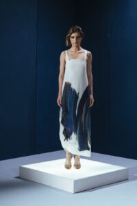 Vestido 100% linho com pregas laterais e alças ajustáveis. Sofisticação leve com estampa exclusiva Deep Blue.