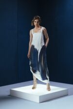 Vestido 100% linho com pregas laterais e alças ajustáveis. Sofisticação leve com estampa exclusiva Deep Blue.