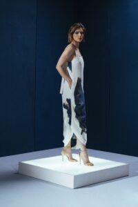 Vestido 100% linho com pregas laterais e alças ajustáveis. Sofisticação leve com estampa exclusiva Deep Blue.